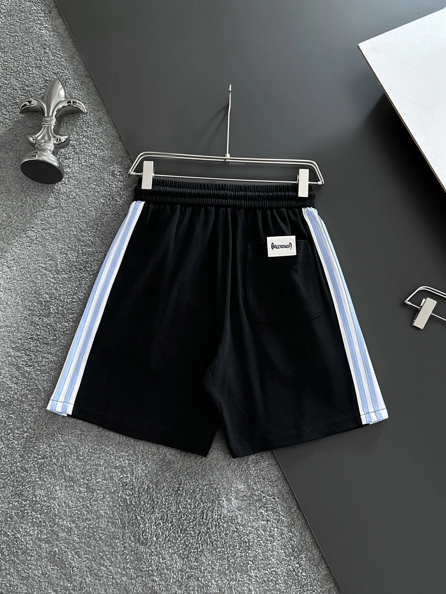 Balenciaga's three-standard complete 2026 summer New Arrival men's casual shorts, advanced custom-made Breathable fabric, Breathable fabric, extremely stretchy and comfortable, impeccable details, top-grade accessories, original logo design concept, delicate and soft feel! The upper body fit is awesome! Size: M-XXXL Please state your height and weight when ordering